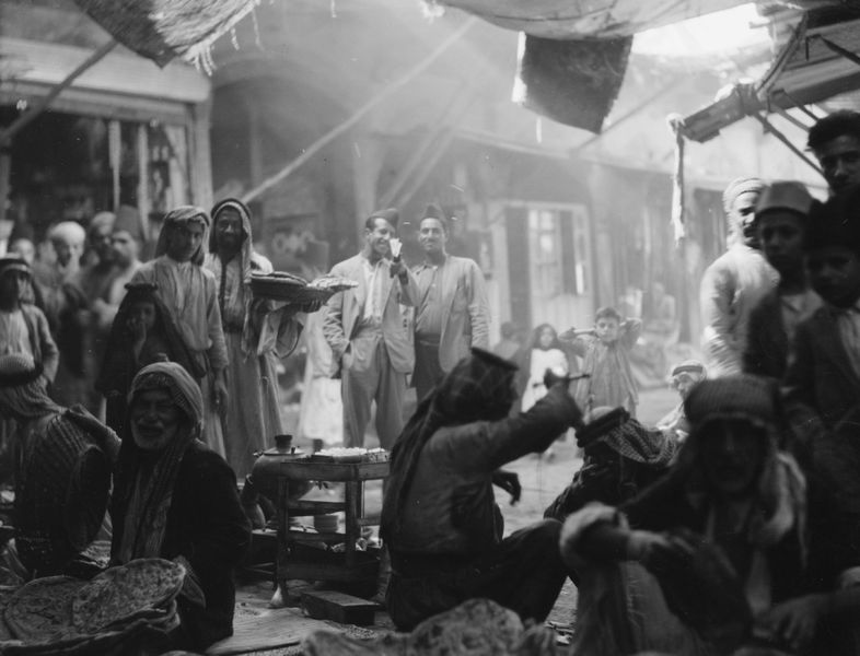 ملف:Crowded marketplace (Mosul, 1932).jpg