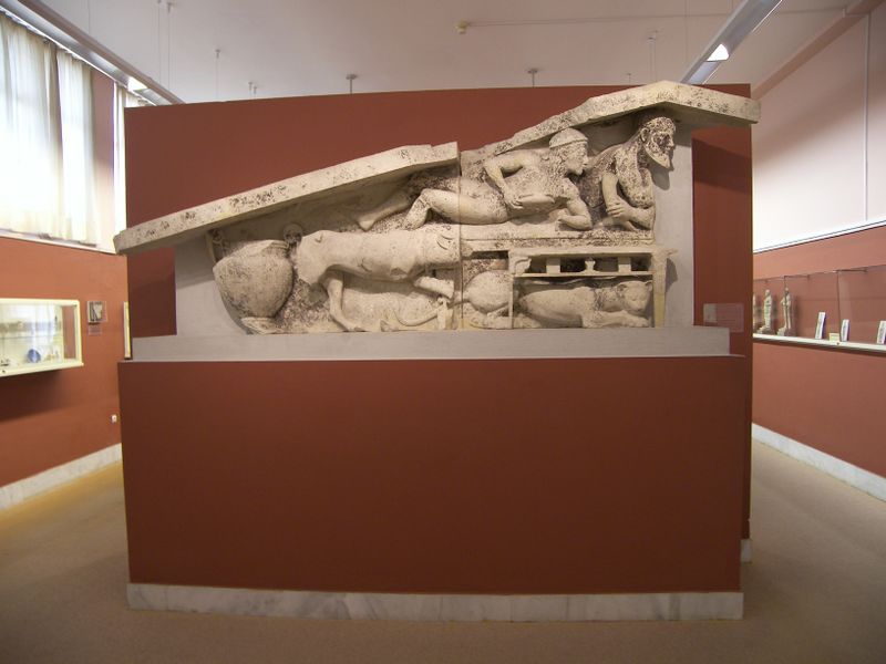 ملف:Dionysos Vacchos pediment at the Museum of Corfu.JPG