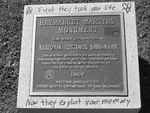 علامة أضيفت على نصب شهداء هاي‌ماركت عام 1997. لاحظ أن انصب قد تعرض للتخريب.