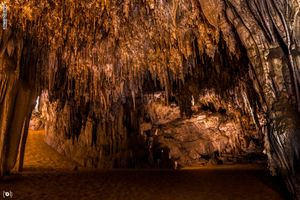 كهف الجارة تحت الضوء.jpg