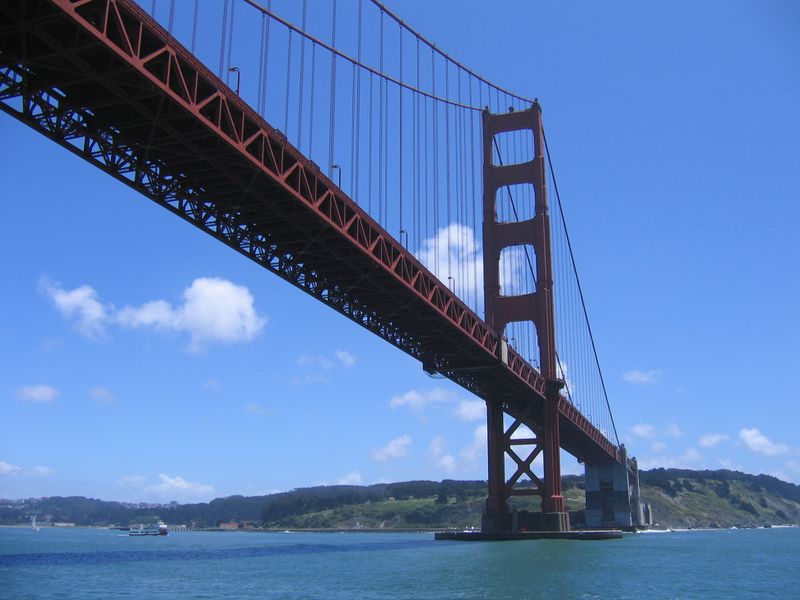 ملف:Golden Gate Bridge from underneath.jpg