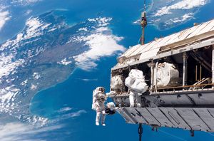 رواد فضاء من ناسا ووكالة الفضاء الأوروپية أثناء المهمة س.ت.س-116.