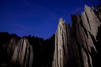 صورة ليلية لصخور في منتزه تسينگي.