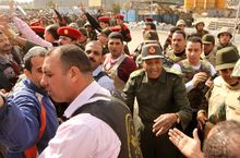 وزير الدفاع المصري في زيارة لميدان التحرير في جمعة الرحيل 4 فبراير 2011.