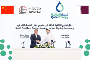 سعد بن شريدة الكعبي، وزير الطاقة القطري، وما يونغ سينغ رئيس شركة سينوبك، بعد توقيع الاتفاق (الدوحة 12 أبريل 2023)