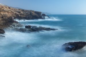 شاطئ صخري على ساحل المتوسط في منطقة الريف الجبلية، شمال المغرب