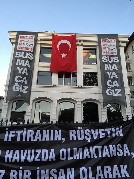 ملف:Protest against 2015 Koza İpek raid (1).jpg