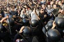 أكثر من 90,000 مصري وقعوا في الفيسبوك على المشاركة في المظاهرات. بينما الرقم المقدر للمتظاهرين في القاهرة فقط قد بلغ عشرات الآلاف، فإن المتظاهرين مازال عددهم أقل من عديد جحافل الشرطة.