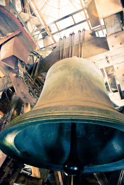 ملف:Bell of Notre Dame, Paris 15 September 2009.jpg
