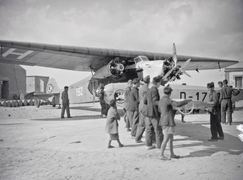 ETH-BIB-Fokker und Elly Beinhorns Flugzeug, eine Klemm Kl 26, in Kap Juby-Tschadseeflug 1930-31-LBS MH02-08-1074.tif