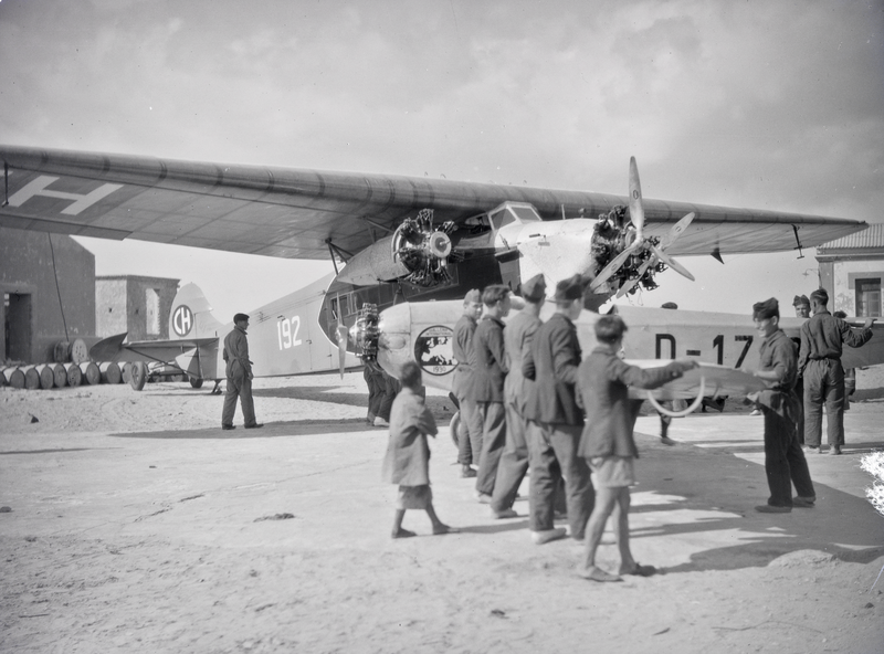 ملف:ETH-BIB-Fokker und Elly Beinhorns Flugzeug, eine Klemm Kl 26, in Kap Juby-Tschadseeflug 1930-31-LBS MH02-08-1074.tif