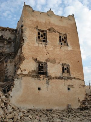 أحد المباني الطوب النيئ المتهالكة على الطراز اليمني