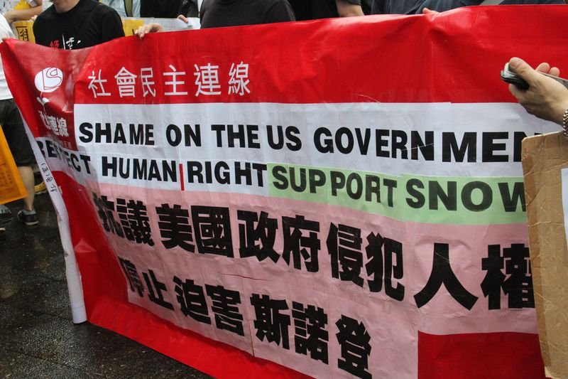 ملف:Protesters rally in Hong Kong to support Edward Snowden 01.jpg