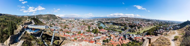 ملف:Vista de Tiflis, Georgia, 2016-09-29, DD 67-71 PAN.jpg