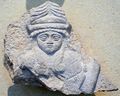إلهة سومرية على نصب يعود إلى 2120 ق.م.، من حفريات في 1950، اليوم في اللوڤر