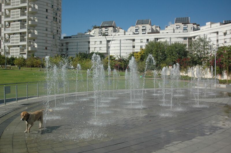 ملف:PikiWiki Israel 6452 fountain in Givataim Park.JPG