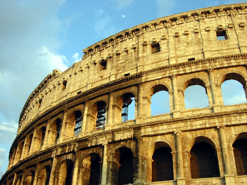 ملف:Roman Colosseum With Moon.jpg