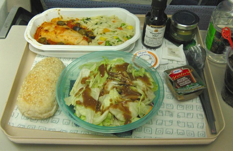 ملف:Air Canada Economy dinner.jpg