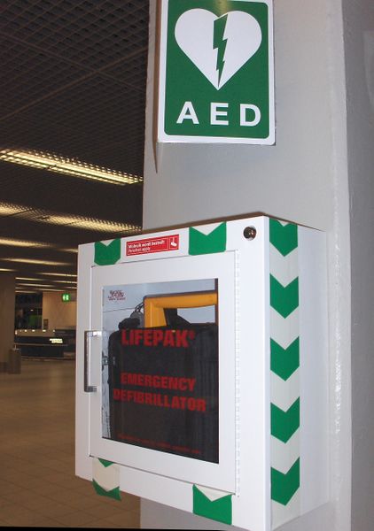 ملف:Automated External Defibrillator Amsterdam airport.jpg