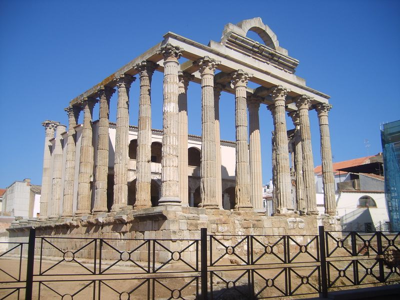 ملف:Templo de Diana en Mérida.jpg