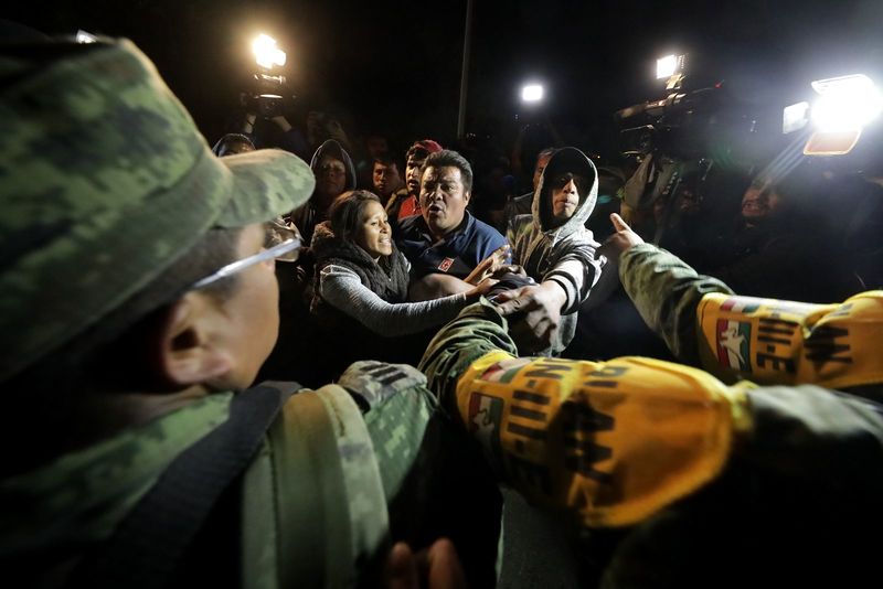ملف:الشرطة تحاول تفرقة الحشود في موقع إنفجار أنبوب نفط المكسيك، 18 يناير 2019.jpg