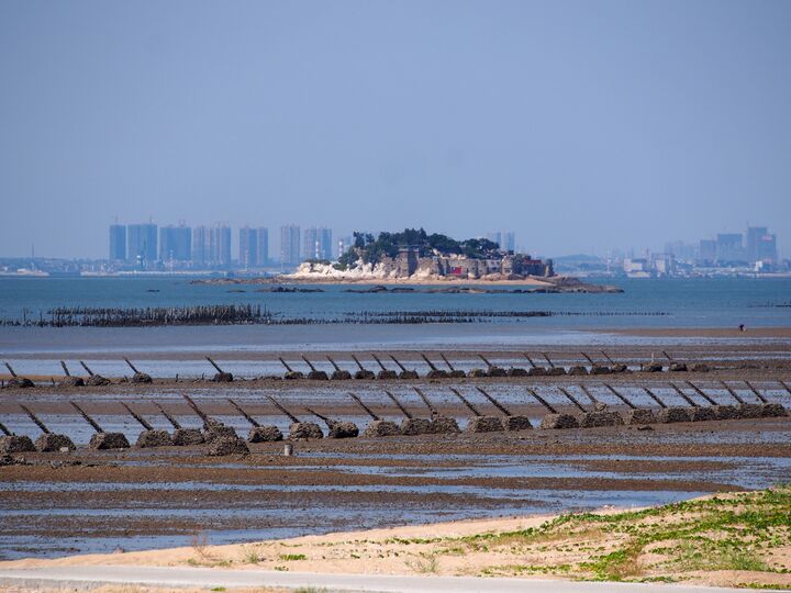 أشواك مضادة للإبرار على شاطئ كين‌من الصغرى (Lieyu) بالقرب من جُزيرة شي مع شيامن (آموي) في الخلفية