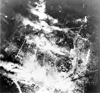 الرياح تهب عمود الدخان إلى الداخل أثناء غارة القنابل الحارقة على طوكيو في 26 مايو 1945.
