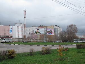 الدوار عند تقاطع شارعي راشكوڤا وپوبدي، بالقرب من فرع شركة الاتصالات الروسية.