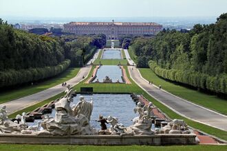 Reggia di Caserta, prospettiva dalla fontana di Venere و Adone - panoramio.jpg