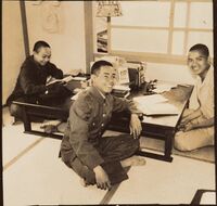 علي اليسار مسلمو موروس من الفلبين جاءوا للدراسة في اليابان حوالي عام 1943.
