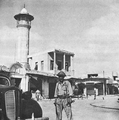 جندي إسرائيلي أمام مسجد دهمش في وسط اللد.