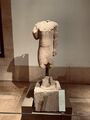 تمثال عليه نقش فينيقي في المتحف الوطني في بيروت