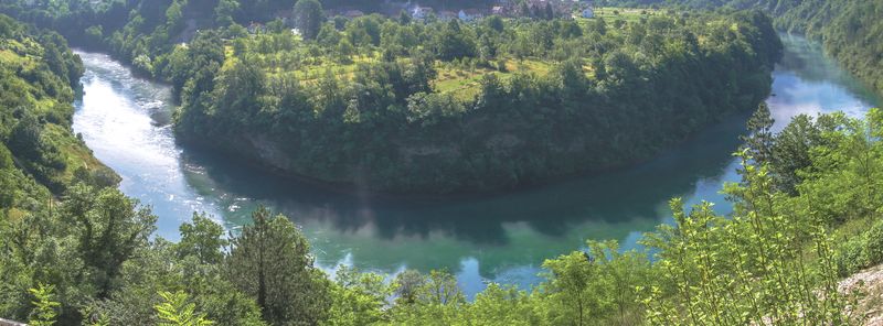 ملف:River Neretva with Lug in background (Jablanica).jpg