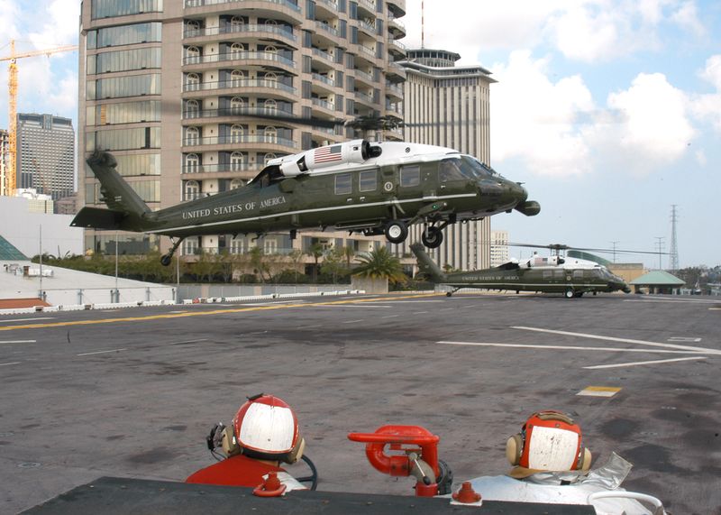 ملف:US Navy 050912-N-8933S-011 U.S. Presidential Helicopter, Marine One, takes off from the flight deck aboard the amphibious assault ship USS Iwo Jima (LHD 7) after a visit from President George W. Bush.jpg