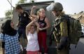 عهد التميمي في السادسة من عمرها، ووالدتها ناريمان وشقيقتها وعد في إحدى المظاهرات المناهضة للاحتلال الإسرائيلي.