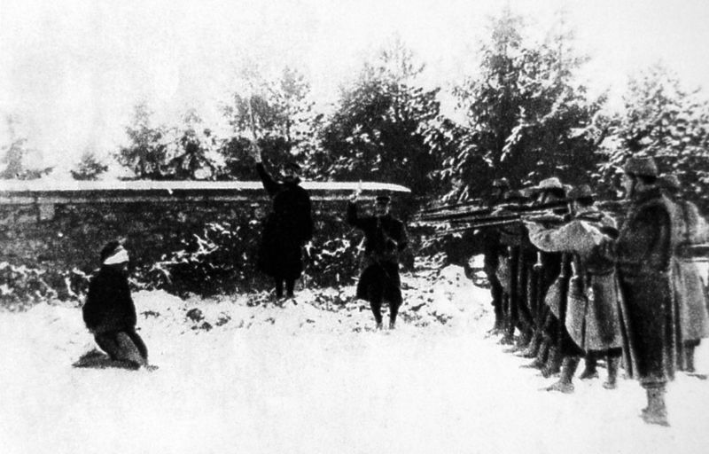 ملف:1917 - Execution à Verdun lors des mutineries.jpg
