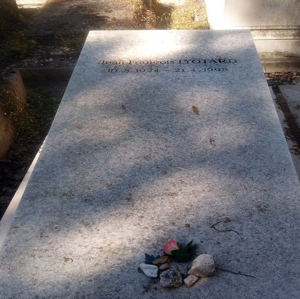 ملف:Lyotard grave, Paris.jpg