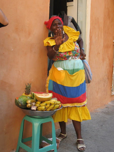 ملف:Vendedora de frutas Cartagena Colombia.png