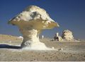 صخرة طباشيرية ضخمة في الصحراء البيضاء.