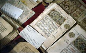 معهد أحمد بابا للحفاظ على مخطوطات تنبكتو. لاحظ التصنيف بالفرنسية. المصدر: نيويورك تايمز