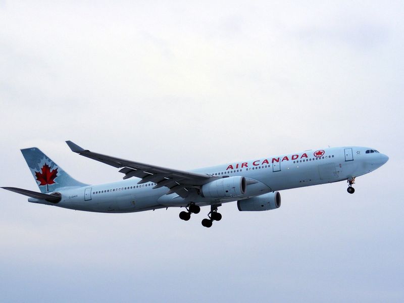 ملف:Air Canada Airbus A330-343 (C-GHKR).jpg