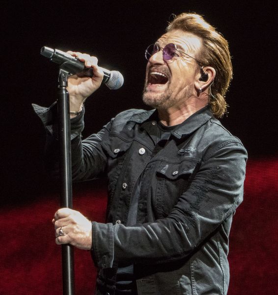 ملف:Bono singing in Indianapolis on Joshua Tree Tour 2017 9-10-17.jpg