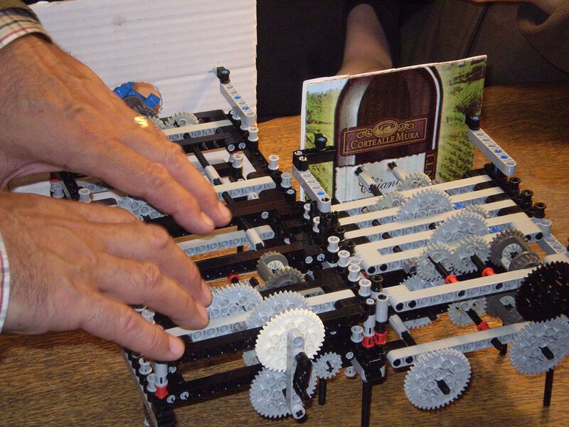ملف:CAMK Mechanizm z Antykithiry LEGO.jpg