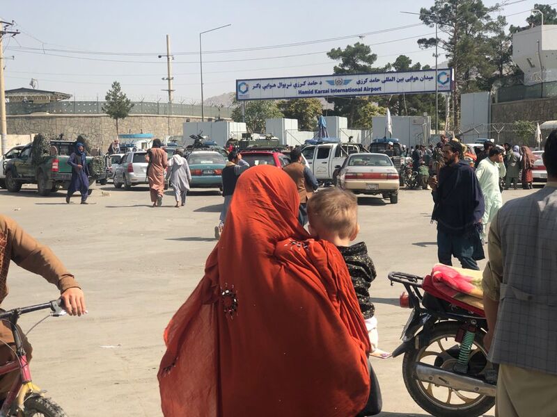 ملف:Crowds in front of Kabul International Airport.jpg