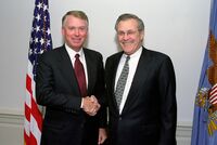 كويل مع وزير الدفاع دونالد رمسفلد في 2001