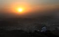 حاج يصلي قرب غار حراء في أعلى جبل الثور على مشارف مكة 24/نوفمبر/2009