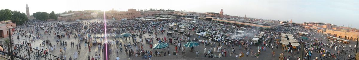 صورة لساحة جامع الفنا أشهر ساحات المدينة. جامع الكتبية يظهر في أقصى اليسار. السوق يقع في الممشى خلف الساحة