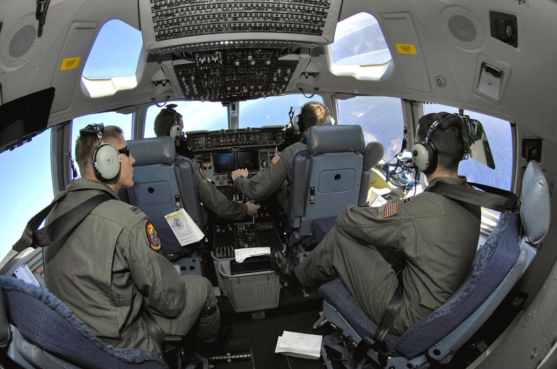 ملف:C-17 cockpit 2007-01-19.jpg