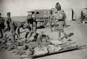 الخفر الطبي الهند ينقلون الجنود المصابين برفقة قوة مشاة بلاد الرافدين في بلاد الرافدين أثناء الحرب العالمية الأولى.