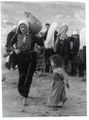 امرأة فلسطينية وطفل وابريق.